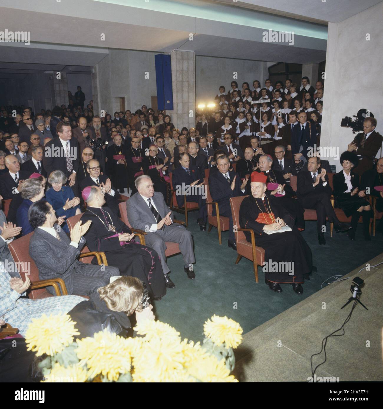 Lublin 10,1978. Inauguracja roku akademickiego 1978/1979 na Katolickim Uniwersytecie Lubelskim (KUL) z udzia³em prymasa Polski kardyna³a Stefana Wyszyñskiego (na pierwszym planie). Na drugim Planung m.in. biskup diecezjalny lubelski Boles³aw Pylak (2L), Minister-kierownik Urzêdu do Spraw Wyznañ Kazimierz K¹kol (3L). mta PAP/Andrzej Kossobudzki Or³owski Dok³adny dzieñ wydarzenia nieustalony. Lublin Oktober 1978. Die Eröffnung des akademischen Jahres 1978/1979 an der Katholischen Universität Lublin (KUL). Im Bild: Primas von Polen Kardinal Stefan Wyszynski (im Vordergrund). In der BA Stockfoto