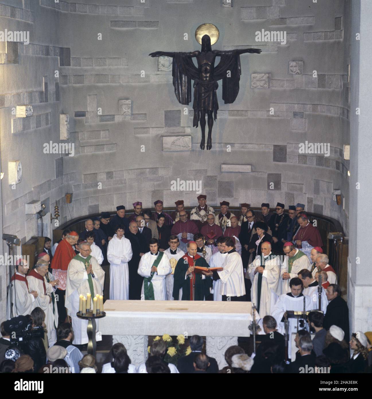 Lublin 10,1978. Inauguracja roku akademickiego 1978/1979 na Katolickim Uniwersytecie Lubelskim (KUL). Msza œwiêta koncelebrowana w koœciele akademickim KUL pw. Œwiêtego Krzy¿a z udzia³em Biskupów, rektorów i profesorów uczelni katolickich w Polsce. NZ. m.in. Prymas Polski kardyna³ Stefan Wyszyñski (w purpurowej pelerynie, L), biskup diecezjalny lubelski Boles³aw Pylak (na pierwszym planie, C), rektor KUL o. Mieczys³aw Kr¹piec OP (ostatni-Plan, C). mta PAP/Andrzej Kossobudzki Or³owski Dok³adny dzieñ wydarzenia nieustalony. Lublin Oktober 1978. Die Einweihung der 1978/1979 ACAD Stockfoto