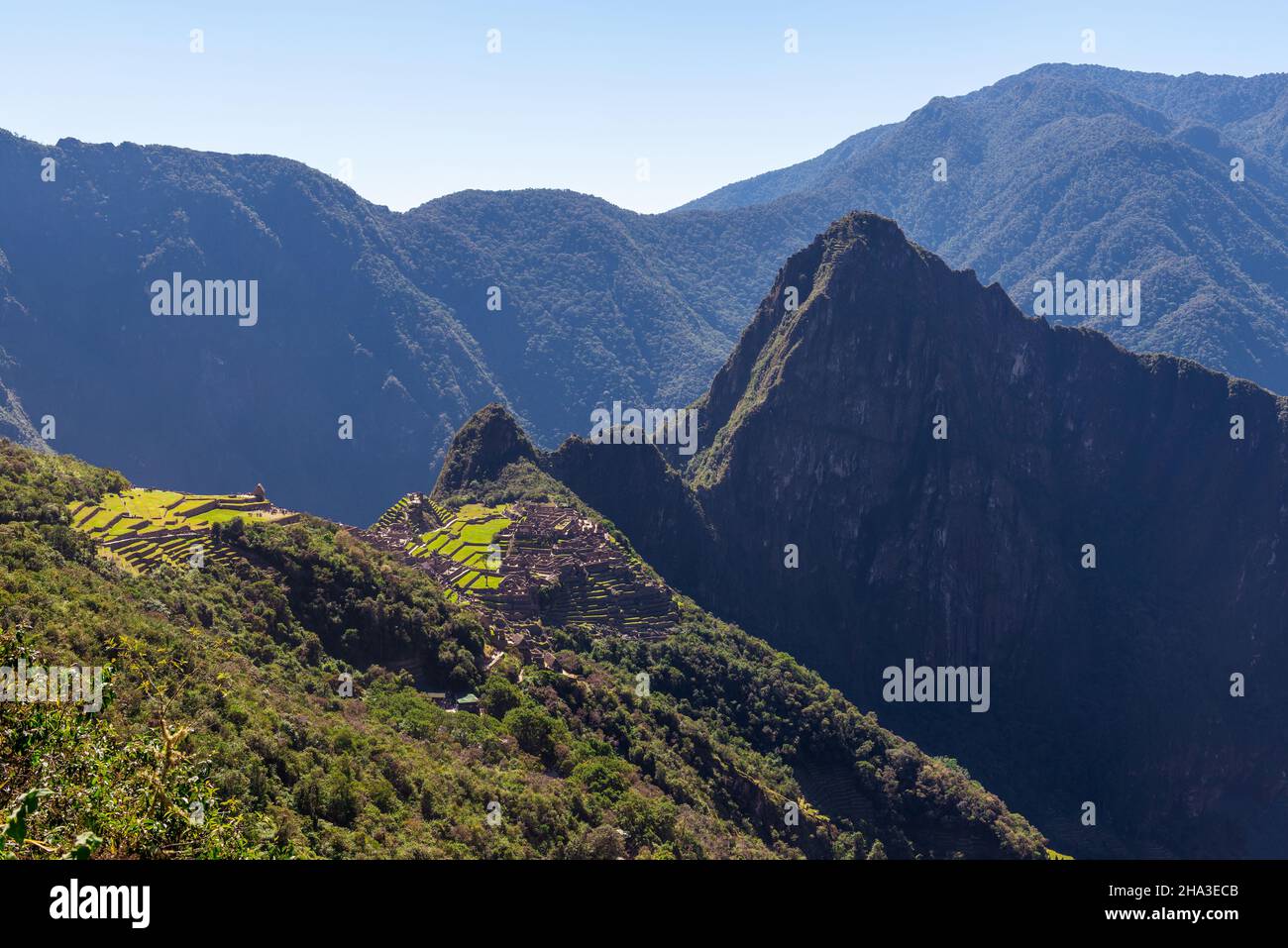 Luftlandschaft von Machu Picchu entlang des Inka Trails vom Sun Gate, Cusco, Peru. Stockfoto