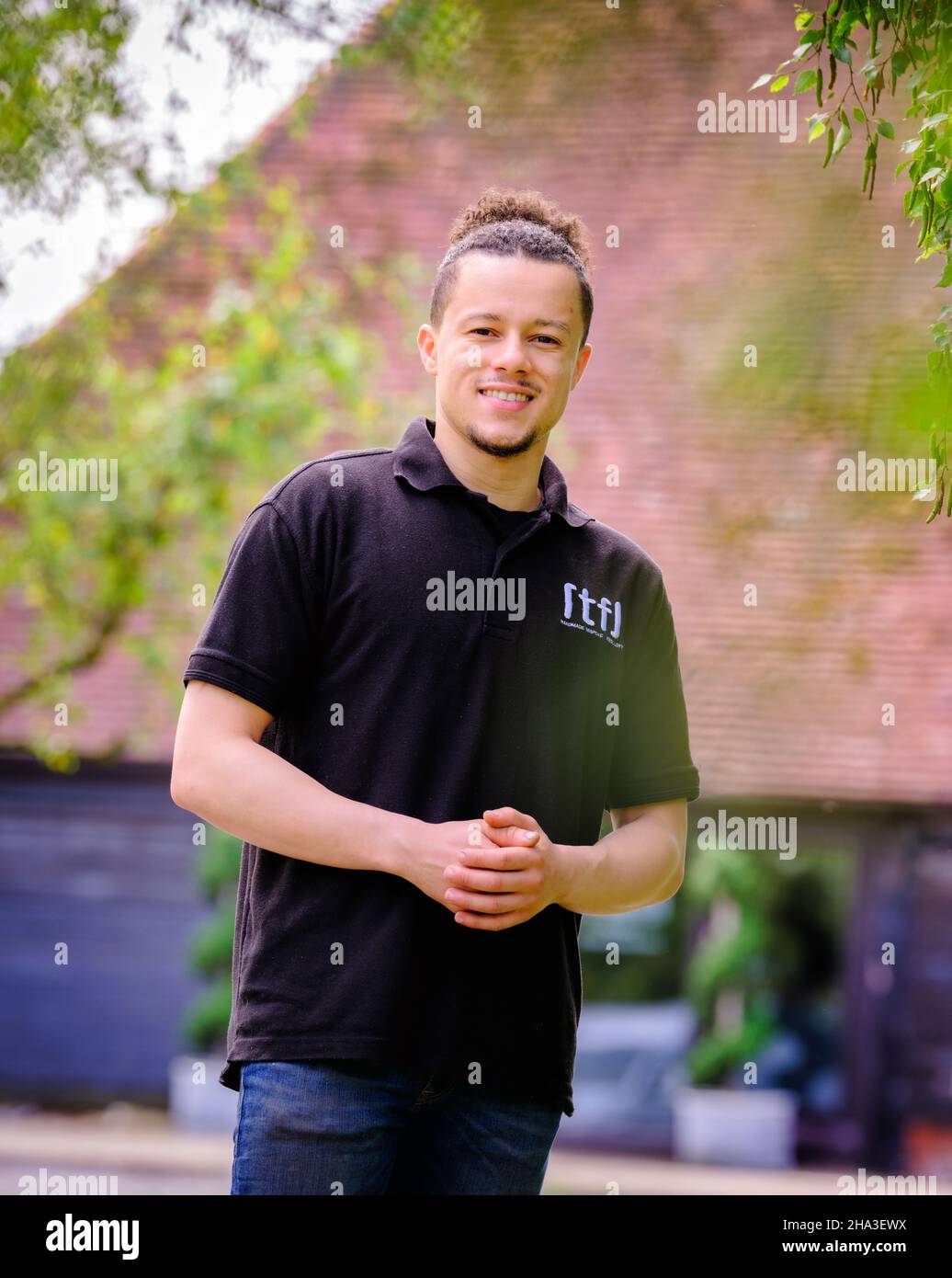 Fernsehsendung ‘All That Glitters’ siegreiche Teilnehmer Hugo Johnson an seinem Arbeitsplatz in West Sussex RTFJ. Nur Für Redaktionelle Zwecke Stockfoto