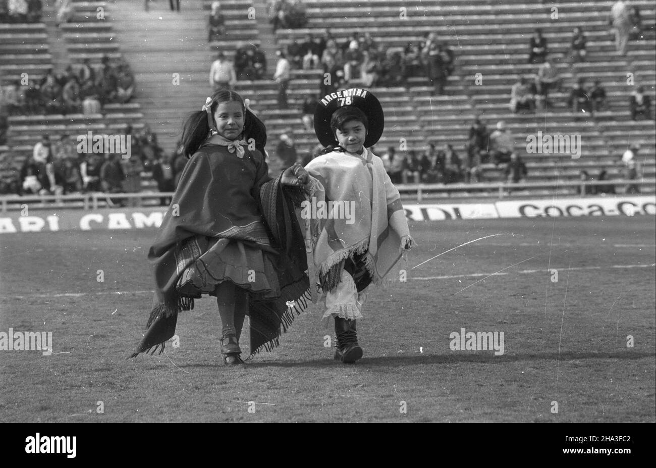 Argentyna Mendoza 18.06.1978. XI Mistrzostwa Œwiata w Pi³ce No¿nej (1,06-25.06.1978 r.). Dzieci w strojach narodowych na Estadio Ciudad de Mendoza. Na stadionie odbêdzie siê mecz polskiej reprezentacji pi³karskiej z reprezentacj¹ Peru. gr PAP/Zbigniew Matuszewski Mendoza, Argentinien, 18. Juni 1978. Kinder in Nationalkostümen vor Polen gegen Peru Spiel während der FIFA Fußball-Weltmeisterschaft 1978 im Estadio Ciudad de Mendoza Stadion in Mendoza. PAP/ZBIGNIEW MATUSZEWSKI Stockfoto