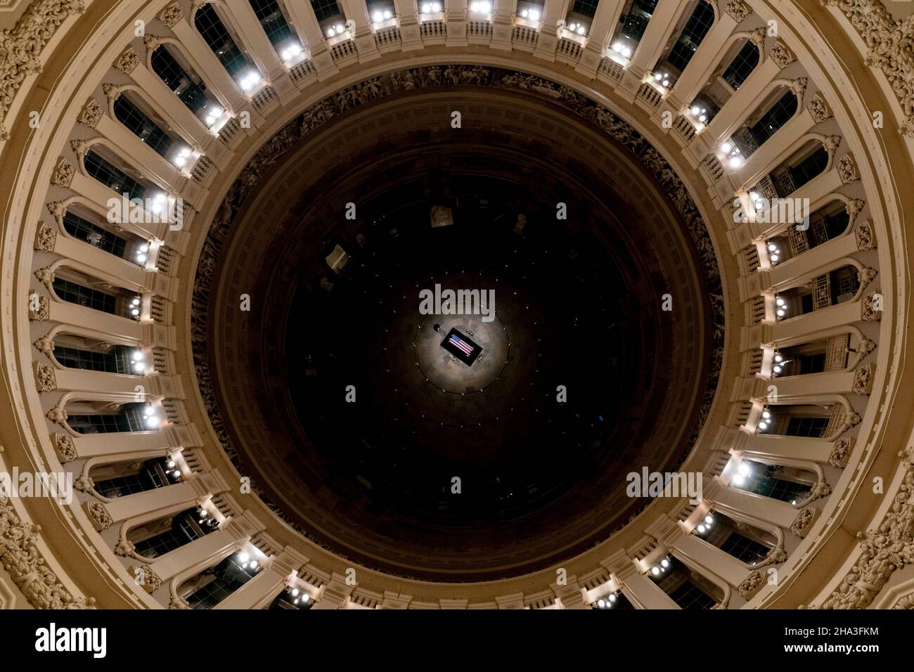 Die Schatulle des ehemaligen Senators Bob Dole liegt am Ende des Besichtigungstages in der Rotunde des US-Kapitols in Washington, Donnerstag, den 9. Dezember 2021. (Foto von Andrew Harnik/Pool/Sipa USA) Stockfoto