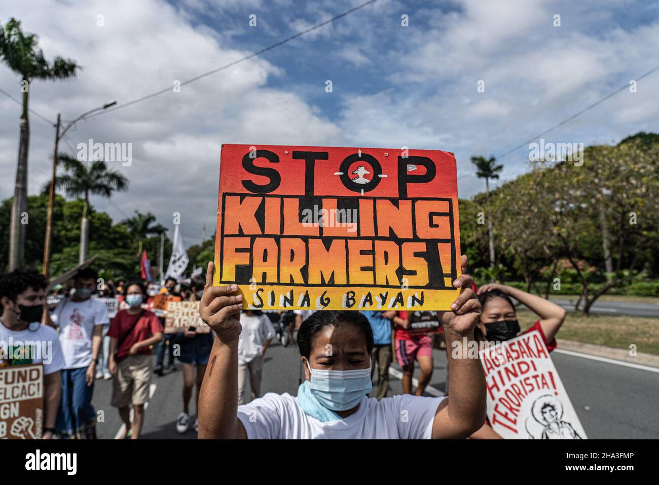 Ein Aktivist hält am 73rd 10. Dezember 2021 in der Universität der Philippinen in Quezon City ein Zeichen, das zur Gerechtigkeit für die Opfer der Straflosigkeit aufruft. (Foto/Larry Monserate Piojo) Stockfoto