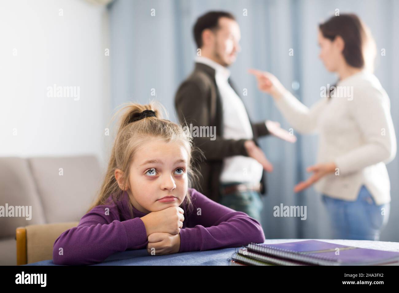 Mutter und Vater streiten miteinander Stockfoto