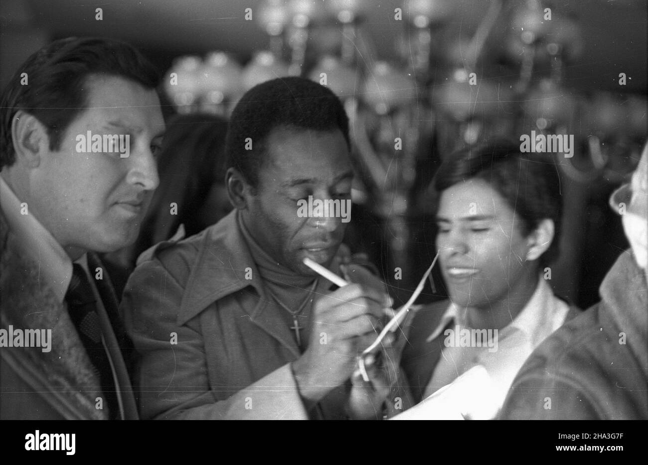 Argentyna Mendoza 06,1978. XI Mistrzostwa Œwiata w Pi³ce No¿nej (1,06-25.06.1978 r.). Zbieracze autografów przed Biurem Prasowym. NZ. Brazylijski pi³karz Edson Arantes do Nascimento (Pele). gr PAP/Zbigniew Matuszewski Dok³adny dzieñ wydarzenia nieustalony. Mendoza, Argentinien, Juni 1978. Der brasilianische Fußballspieler Pele (Edson Arantes do Nascimento) gibt während der FIFA Fußball-Weltmeisterschaft 1978 in Argentinien Autogramme. PAP/ZBIGNIEW MATUSZEWSKI Stockfoto