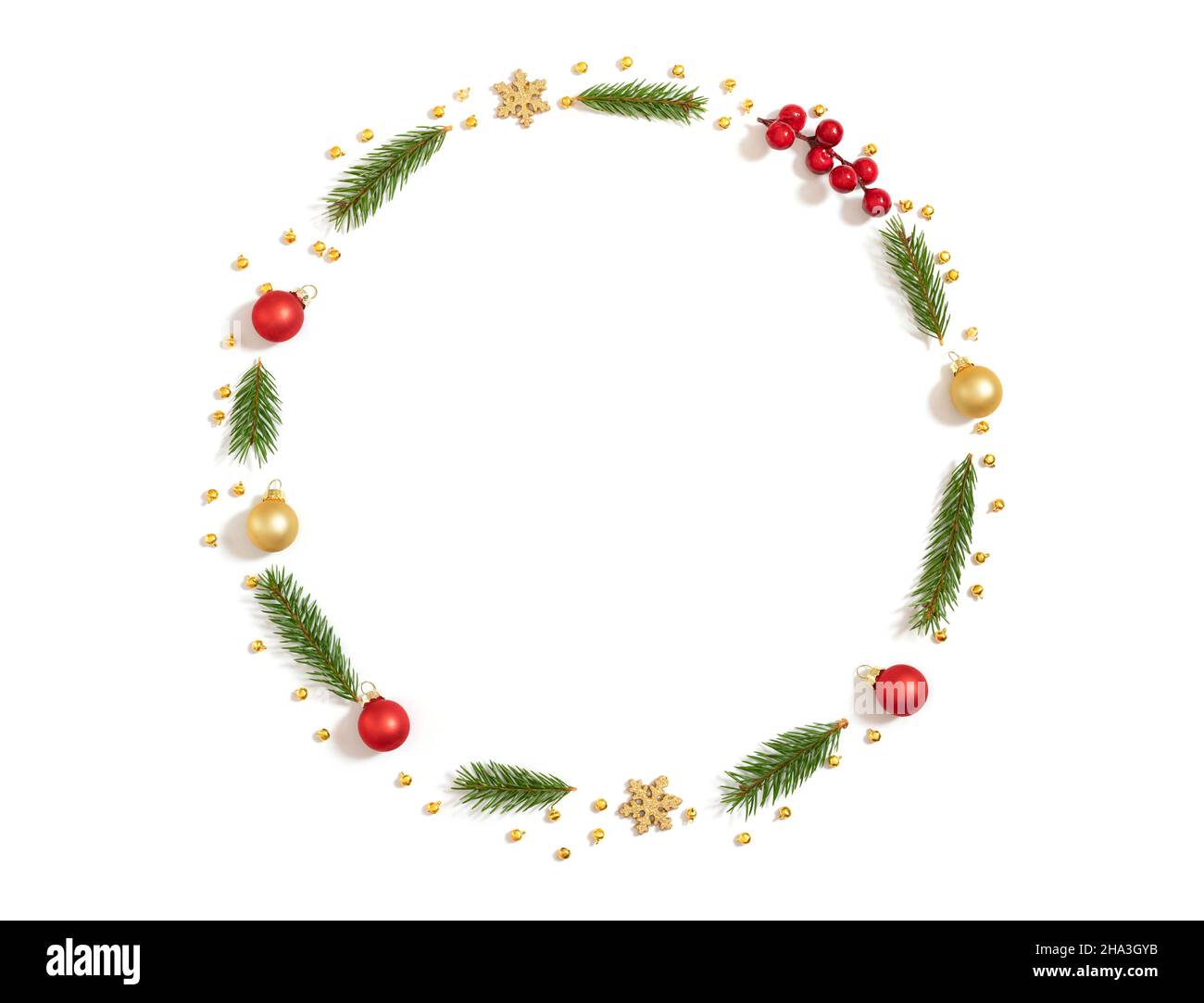 Weihnachtskranz isoliert auf weißem Hintergrund. Neujahrsrahmen mit Tannenzweigen, Kugeln und Schneeflocken. Blick von oben. Platz für Text. Stockfoto