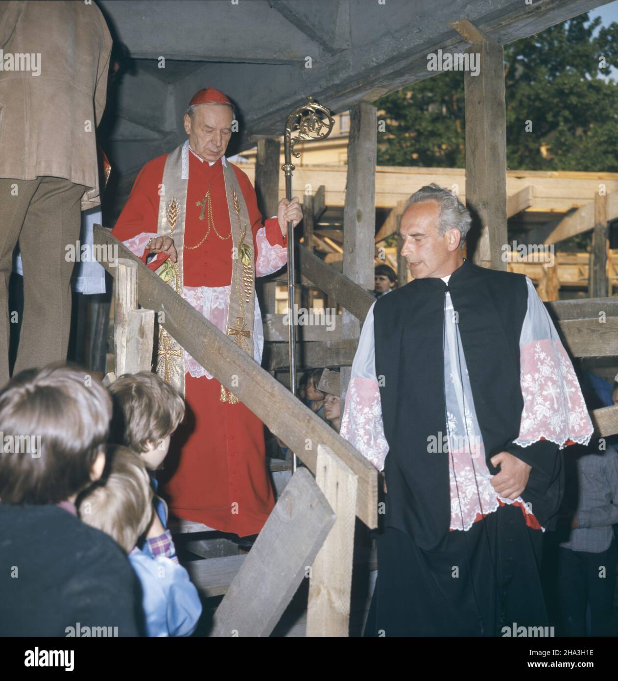 Warszawa 18.05.1978. Uroczystoœæ poœwiêcenia i wmurowania kamienia wêgielnego pod budowê œwi¹tyni pw. œw. Zygmunta na warszawskich Bielanach, której przewodniczy³ prymas Polski kardyna³ Stefan Wyszyñski (L). Z prawej proboszcz parafii œw. Zygmunta ksi¹dz Kanonik Ryszard Grygielko. mta PAP/Andrzej Kossobudzki Or³owski Warschau, 18. Mai 1978. Die Zeremonie der Weihe und laing ein Eckstein unter dem Bau der St. Sigismundus Kirche in Warschau Bielany Bezirk unter der Leitung von Polens Pimate Kardinal Stefan Wyszynski (links). Vom rechten Priester der Pfarrei im Bau Canon Ryszard Gryg Stockfoto