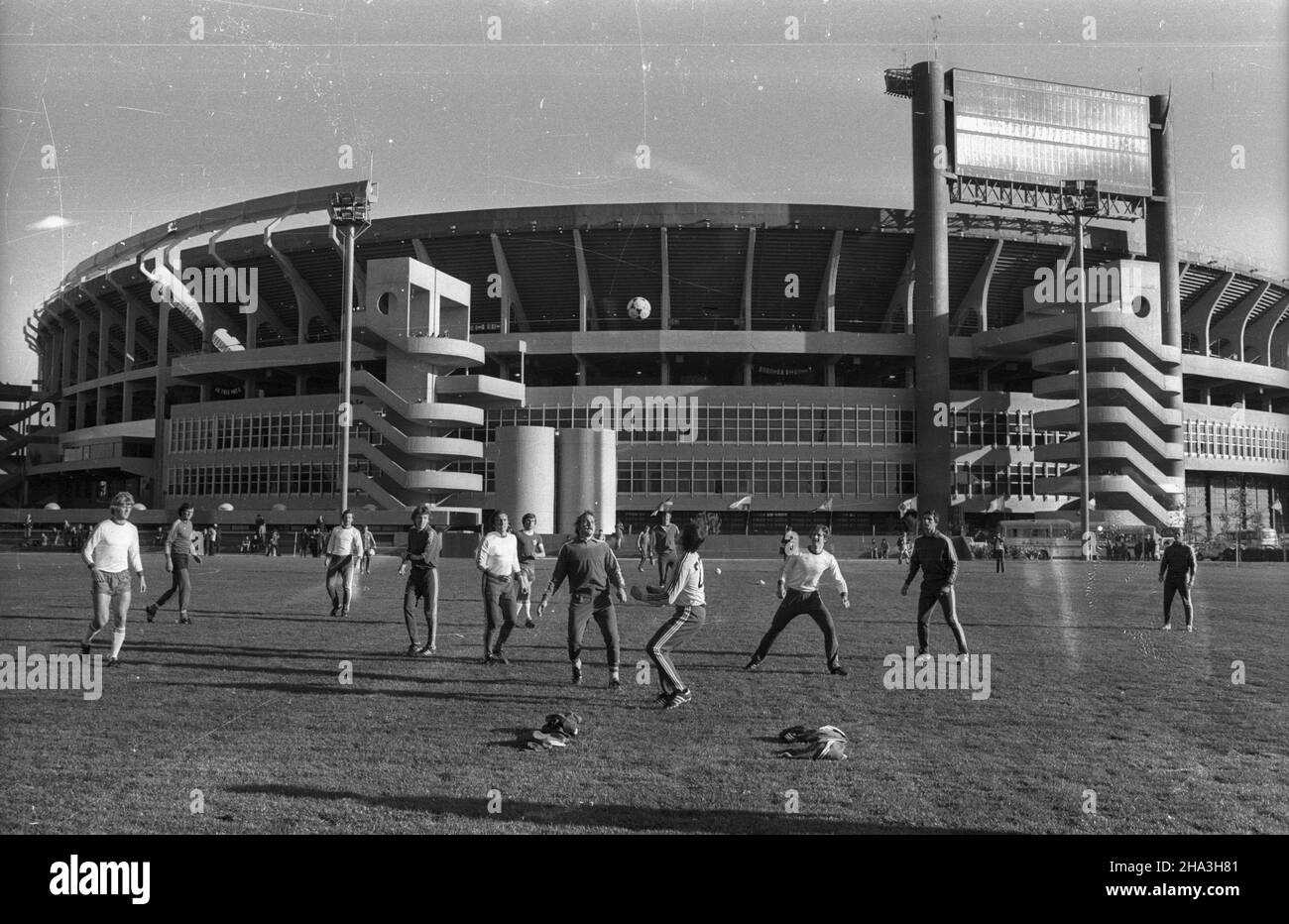 Argentyna Buenos Aires 05,1978. XI Mistrzostwa Œwiata w Pi³ce No¿nej (1,06-25.06.1978 r.). Polska ekipa pi³karska na bocznym boisku stadionu River Plate. Pierwszy trening po przyjeŸdzie do Argentyny, przed meczem inauguracyjnym z RFN (1.06.1978). NZ. od lewej: obroñca Jerzy Gorgoñ, bramkarz Jan Tomaszewski, obroñca Antoni Szymanowski, pomocnik Zbigniew Boniek, obroñca Miros³aw Justek, obroñca Wojciech Rudy, bramkarz Zygmunt Kukla, obroñca Roman Wójcicki, pomocnik Kazimierz Deyna, obroñca Henryk Maculewicz, obroñca W³adys³aw ¯Muda, asystente Trenera Andrzej Strejlau. gr PAP/Zbigniew Matuszewski Stockfoto