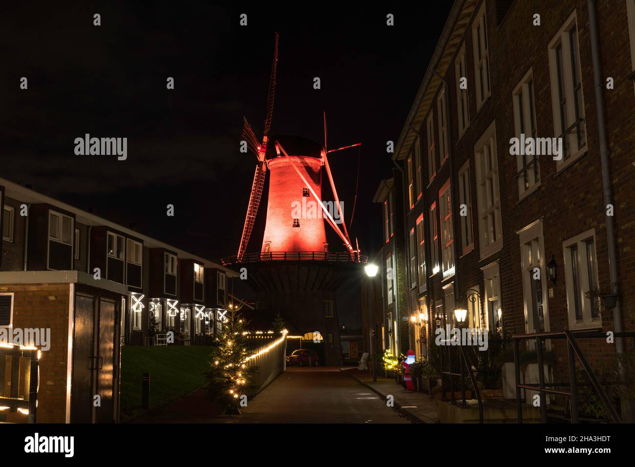 Windmühle in holland auf dem Platz Hellevoetsluis Stockfoto