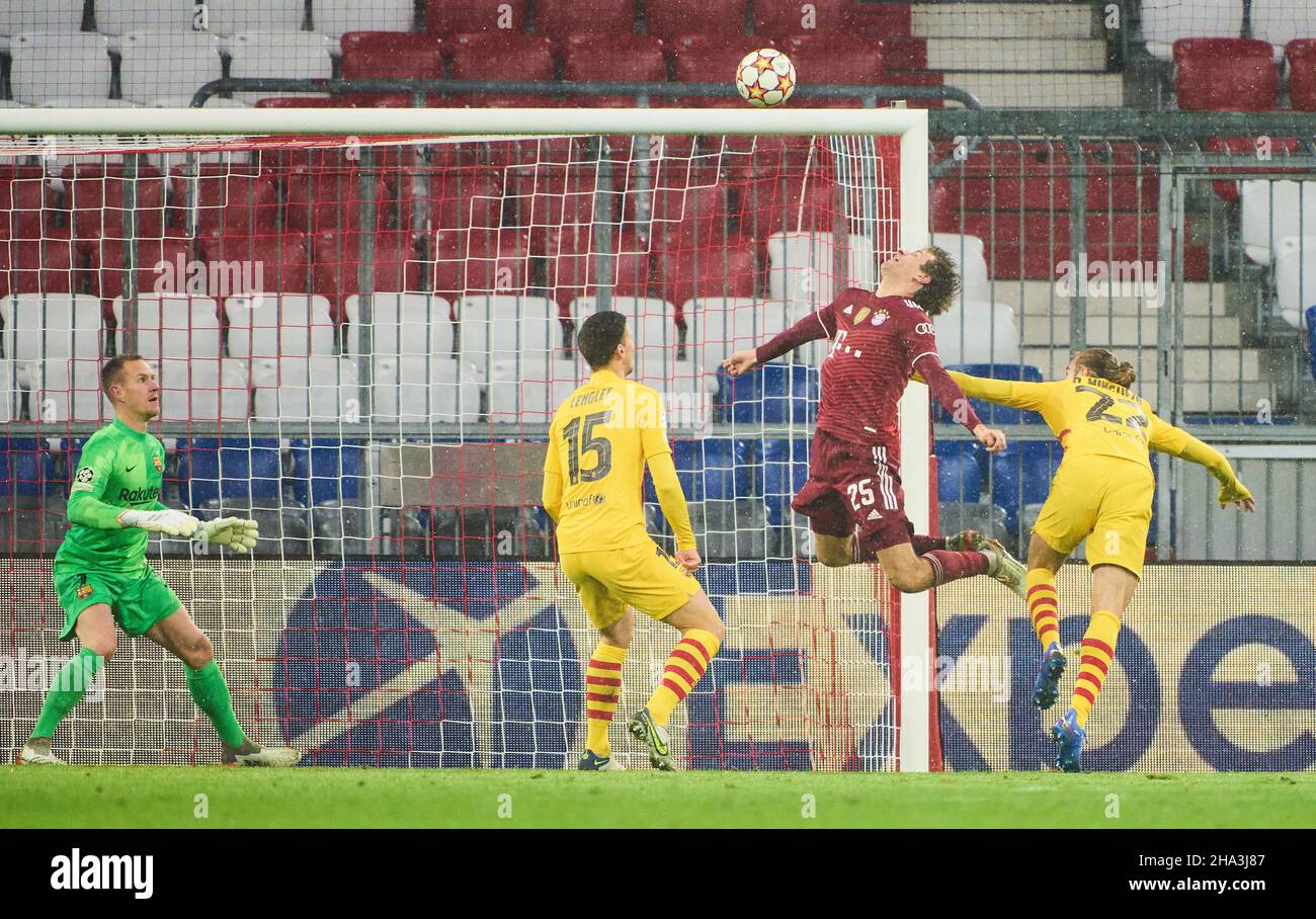 München, Deutschland. 08th Dez 2021. Thomas MÜLLER, MÜLLER, FCB 25 Punkte, schießt Tor, Tor, Treffer, Kopfballtor, Kopfballtreffer, Freistoss, Freistostor, Freistoß, 1-0 gegen Oscar Mingueza, Barca 22 Clement LENGLET, Barca 15 Marc-Andre TER STEGEN, Barca 1 im Spiel FC BAYERN MÜNCHEN - FC BARCELONA 3-0 der Fußball UEFA Champions League Gruppenphase in der Saison 2021/2022 in München, 08. Dezember 2021. Quelle: Peter Schatz/Alamy Live News Stockfoto