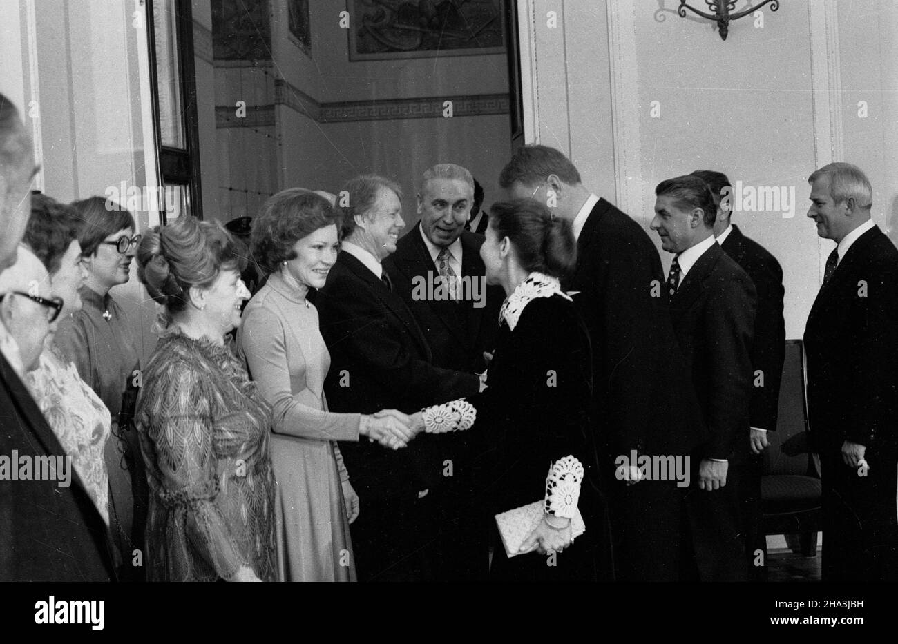 Warszawa, 1977-12-30. Z okazji wizyty prezydenta Stanów Zjednoczonych Ameryki (USA) Jimmy'Ego Cartera w Urzêdzie Rady Ministrów odby³o siê przyjêcie. Pañstwo Carter i Gierek witaj¹ zaproszonych goœci. NZ. od lewej: Stanis³awa Gierek, Rosalynn Carter, Jimmy Carter, Edward Gierek. Ad PAP/Zbigniew Matuszewski Warschau, 30. Dezember 1977. Anlässlich des Besuchs des US-Präsidenten Jimmy Cartera im Ministerrat wurde ein Empfang abgehalten. Die Carters und die Giereks begrüßen die Gäste. Bild: Von links Stanislawa Gierek, Rosalynn Carter, Jimmy Carter, Edward Gierek. Stockfoto