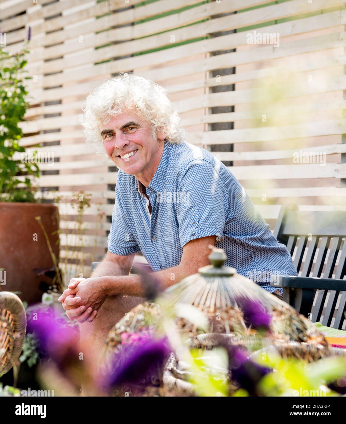 Film- und Fernsehregisseur Declan Lowney in seinem Haus in der Nähe von Brighton, East Sussex, Großbritannien. Stockfoto