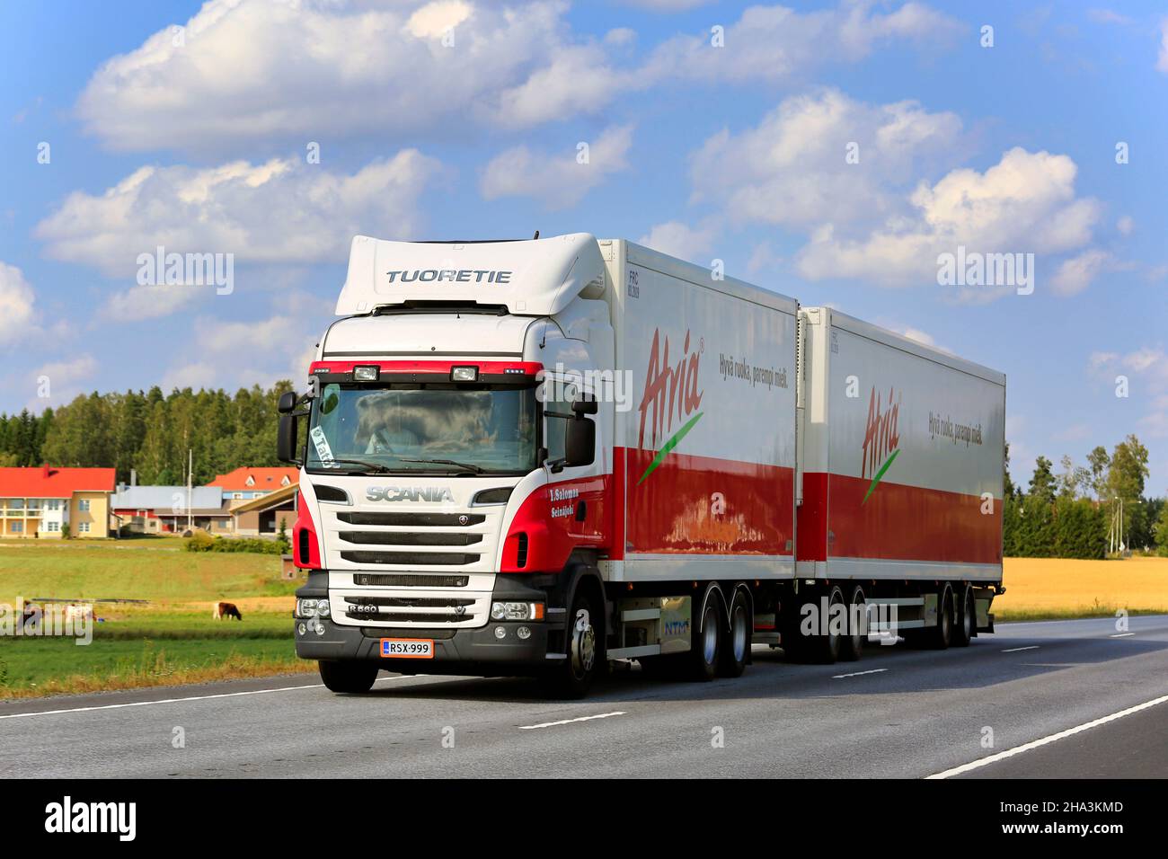 Scania R560 Truck Tuoretie zieht an einem Sommertag Atria-Lebensmittel im Kühlanhänger auf der Autobahn 19. Luopajarvi, Finnland. 9. August 2018. Stockfoto