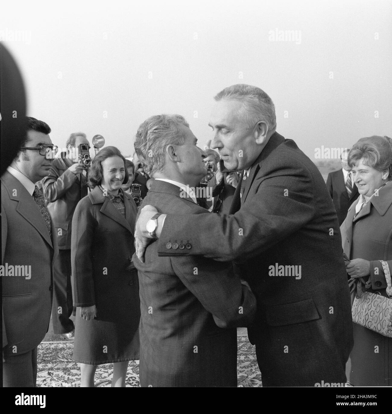 Rumunia 10,1976. I sekretarz KC PZPR Edward Gierek (2P) w Rumunii. NZ. tzw. poca³unek na niedŸwiedzia - po¿egnanie z sekretarzem generalnym RPK Nicolae Ceausescu (3P), ¿ona Nicolae Ceausescu Elena (2L), ¿ona Edwarda Gierka Stanis³awa (P). meg PAP/Jan Morek Dok³adny dzieñ wydarzenia nieustalony. Rumänien, Oktober 1976. Elena Ceausescu (2-L), Stanislawa Gierek (R), erster Sekretär des Zentralkomitees der Polnischen Vereinigten Arbeiterpartei Edward Gierek (2-R), umarmt bei einer Abschiedszeremonie nach einer Jagd im "The Caripat" den Generalsekretär der rumänischen Kommunistischen Partei Nicolae Ceausescu (3-R) Stockfoto