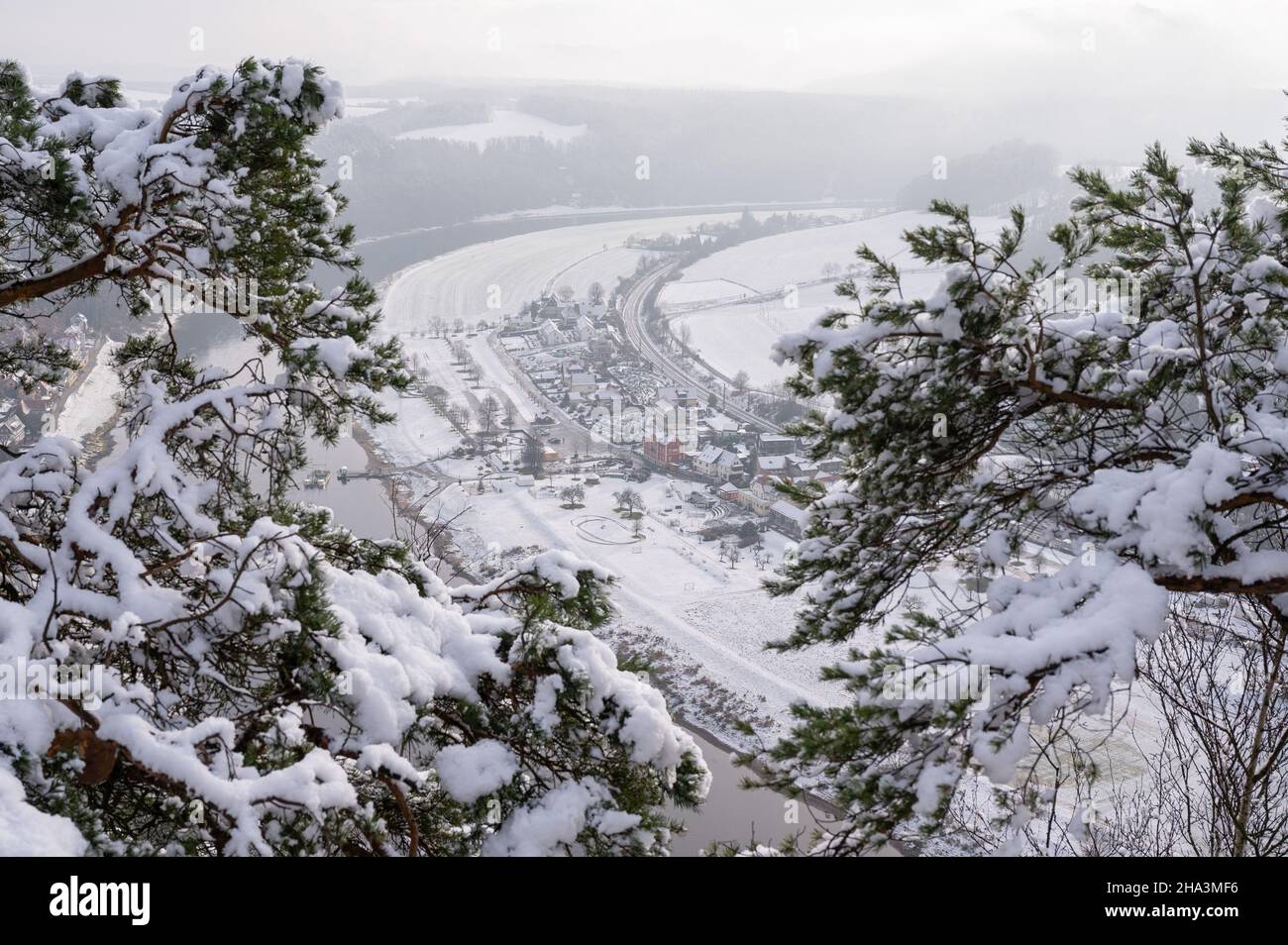 Lohmen, Deutschland. 10th Dez 2021. Panoramablick von einem Aussichtspunkt im Elbsandsteingebirge im Nationalpark Sächsische Schweiz zum Kurort Rathen. Quelle: Sebastian Kahnert/dpa-Zentralbild/dpa/Alamy Live News Stockfoto