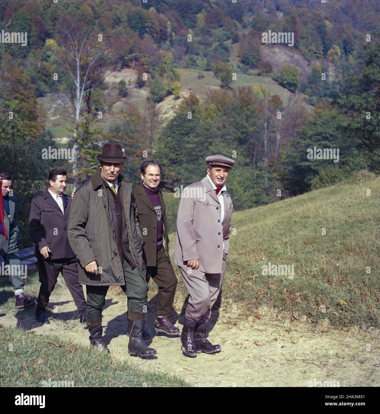 Rumunia, 1976-10. I sekretarz KC PZPR Edward Gierek podczas wizyty w Rumunii wzi¹³ udzia³ w polowaniu w Karpatach. NZ. m.in. Edward Gierek (3P), sekretarz generalny RPK Nicolae Ceausescu (P). meg PAP/Jan Morek Dok³adny dzieñ wydarzenia nieustalony. Rumänien, Oktober 1976. Der erste Sekretär des Zentralkomitees der Vereinigten Polnischen Arbeiterpartei Edward Gierek (3-R) und der Generalsekretär der Kommunistischen Partei Rumäniens Nicolae Ceausescu (R) während einer Jagd in den Karpaten. Der erste Sekretär Gierek ist in Rumänien zu Besuch. PAP/JAN MOREK Stockfoto