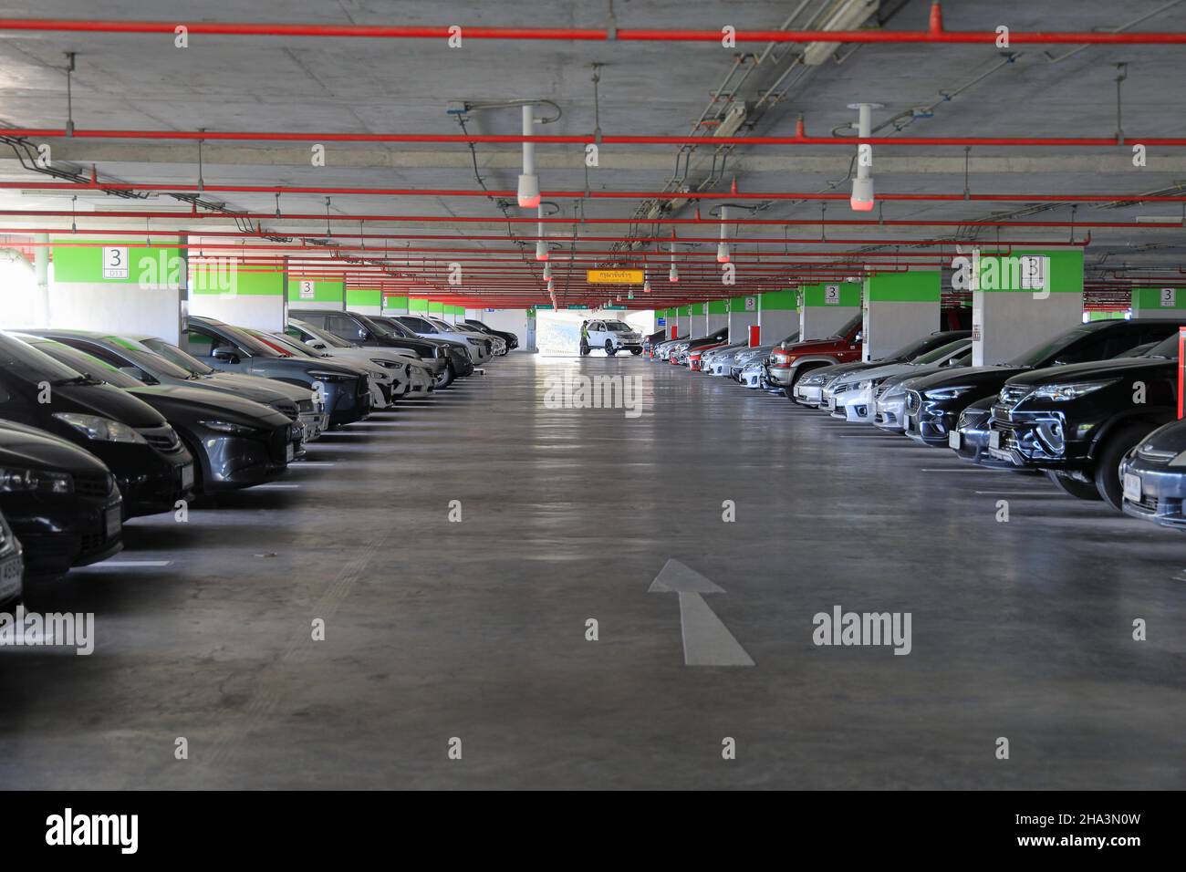 Großer Parkplatz für Bodenfahrzeuge, Parkplatz in einem Gebäude. Stockfoto
