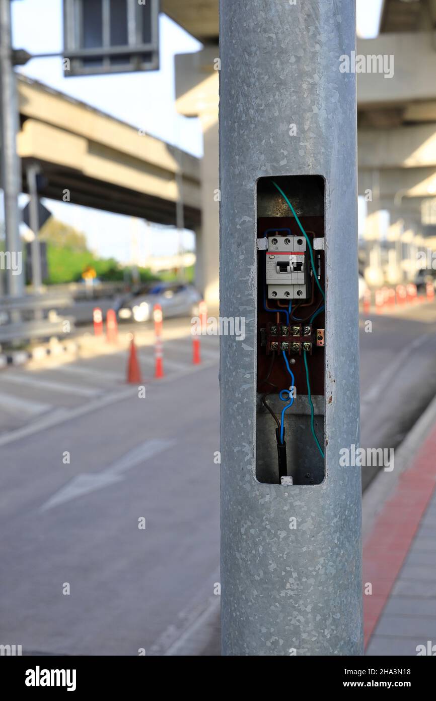 Die elektrische Ausrüstung Steuerbox in elektrischen Pol montiert. Schalter in einer Säule im Freien. Schalter Außenbeleuchtung. Stockfoto