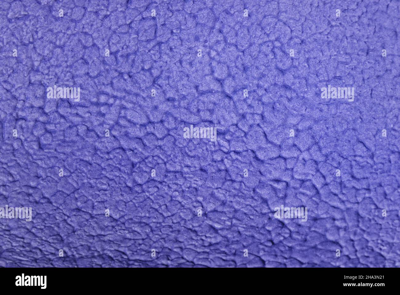 Sehr schöne poröse blau-violette Textur mit weichem Fokus für Aufnahmen in monochromen Farben. Speicherplatz kopieren. Die modische Farbe von 2022. Sehr perifarbener Hintergrund. Stockfoto