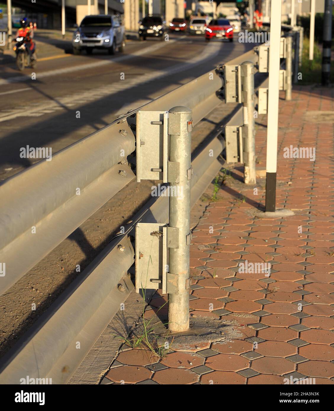 Barriere, Autobahnschutzschiene zur Verhinderung des Ausstiegs des Fahrzeugs aus der Bordsteinkante oder Brücke, Barriere der Straße, Trennstreifen. Stockfoto