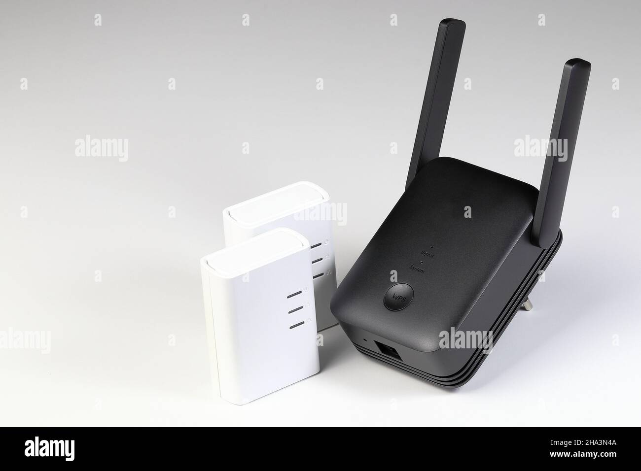 Moderner Wireless-Router, Netzwerk-Router, WLAN-Repeater, WLAN-Verstärker oder WLAN-Reichweiten-Extender und die paar Powerline-Netzwerkadapter isoliert Stockfoto