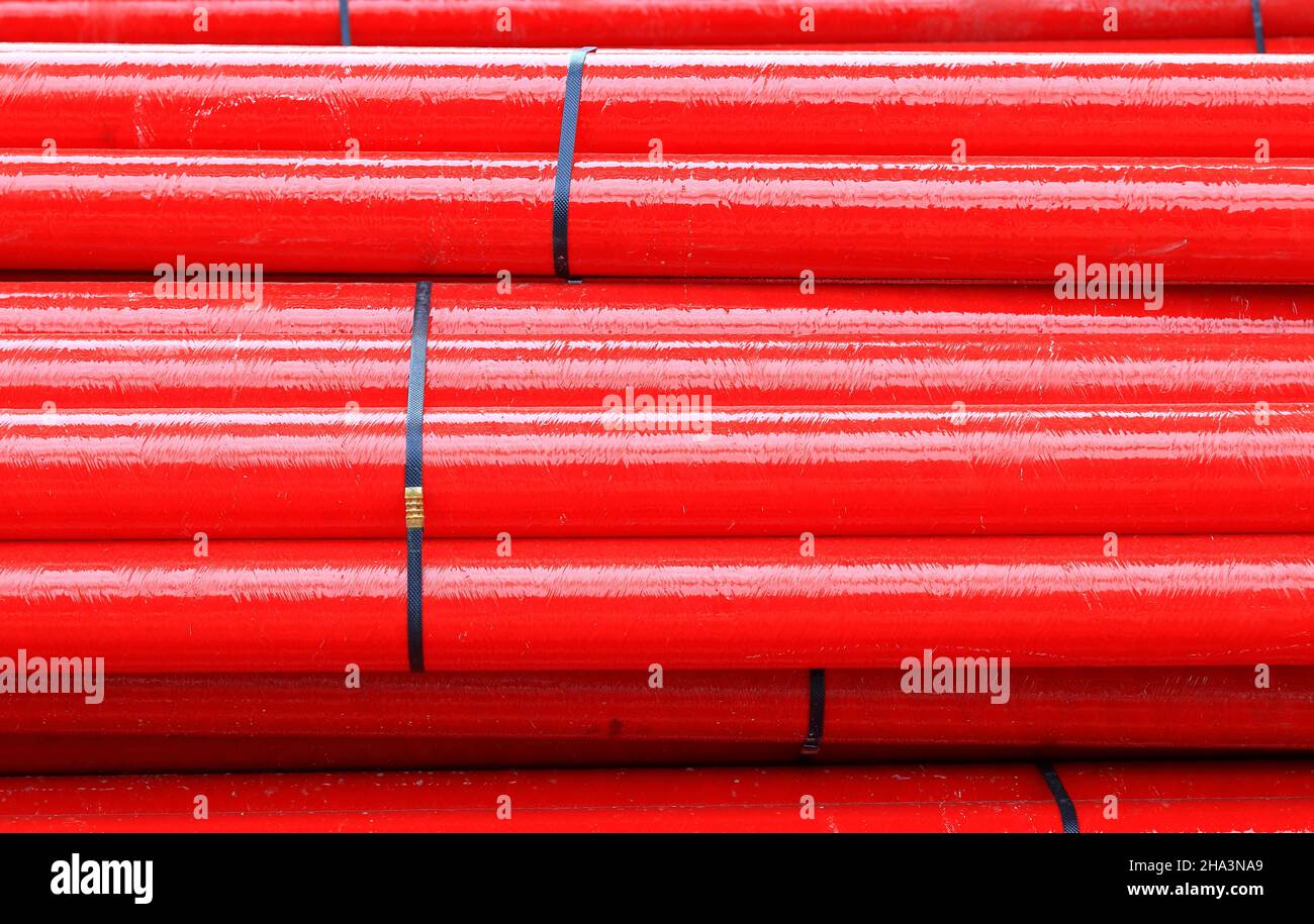 Rote Fiberglas-Rohre auf der Baustelle, korrosionsbeständiges Fiberglas-Verbundrohr in industriellen Anwendungen verwendet. Stockfoto