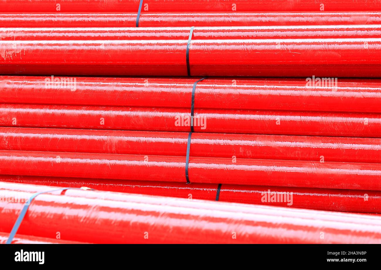 Rote Fiberglas-Rohre auf der Baustelle, korrosionsbeständiges Fiberglas-Verbundrohr in industriellen Anwendungen verwendet. Stockfoto