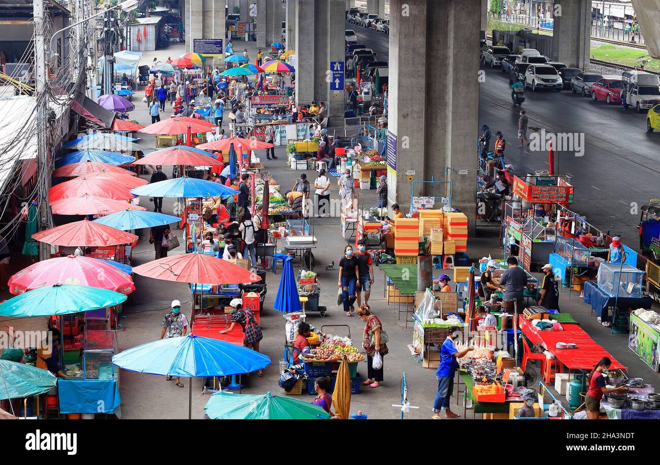 Leute, die auf dem Flohmarkt einkaufen, Blick aus dem hohen Winkel. Stockfoto