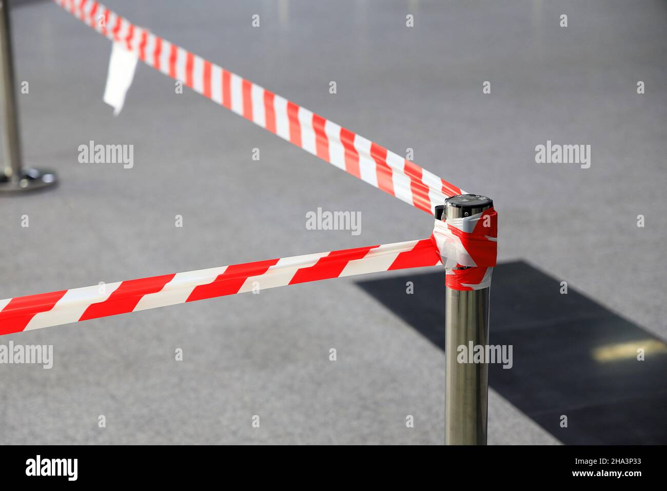 Rote und weiße Warnlinien des Schutzbandes verbieten den Durchgang, gefährliche Bereiche, Komm nicht herein. Stockfoto