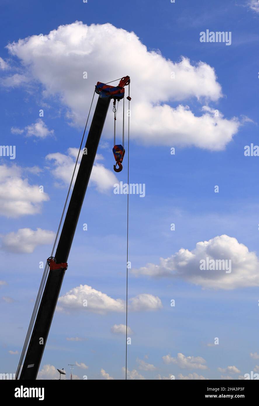 Schwerer Industriekran, Kranwagen betriebsbereit Stockfoto
