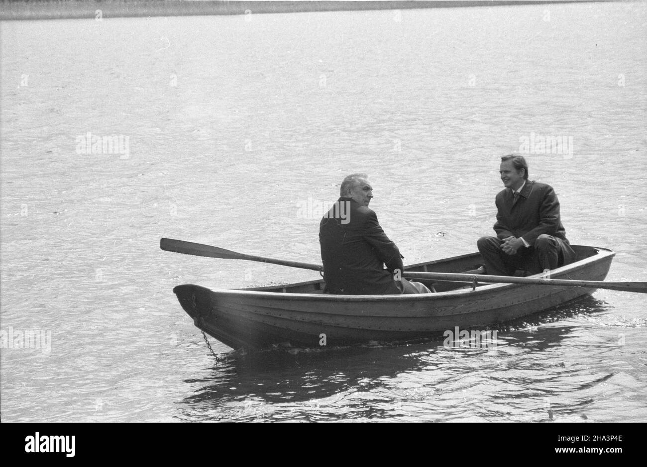 Szwecja 04.06.1975. Wizyta i sekretarza KC PZPR Edwarda Gierka na zaproszzenie szwedzkiego rz¹du, w dniach 2-5 czerwca. Na zdjêciu: Harpsund, letnia rezydencja premiera Palme, E. Gierek (L) i Premier Palme na przeja¿d¿ce ³ódk¹ po jeziorze. meg PAP/Jan Morek Schweden, 4. Juni 1975. Der schwedische Premierminister Olof Palme (R) und der erste Sekretär des Zentralkomitees der Vereinigten Polnischen Arbeiterpartei Edward Gierek (L) auf einer Bootsfahrt in Schweden. Minister Gierek ist zu Besuch in Schweden. PAP/JAN MOREK Stockfoto