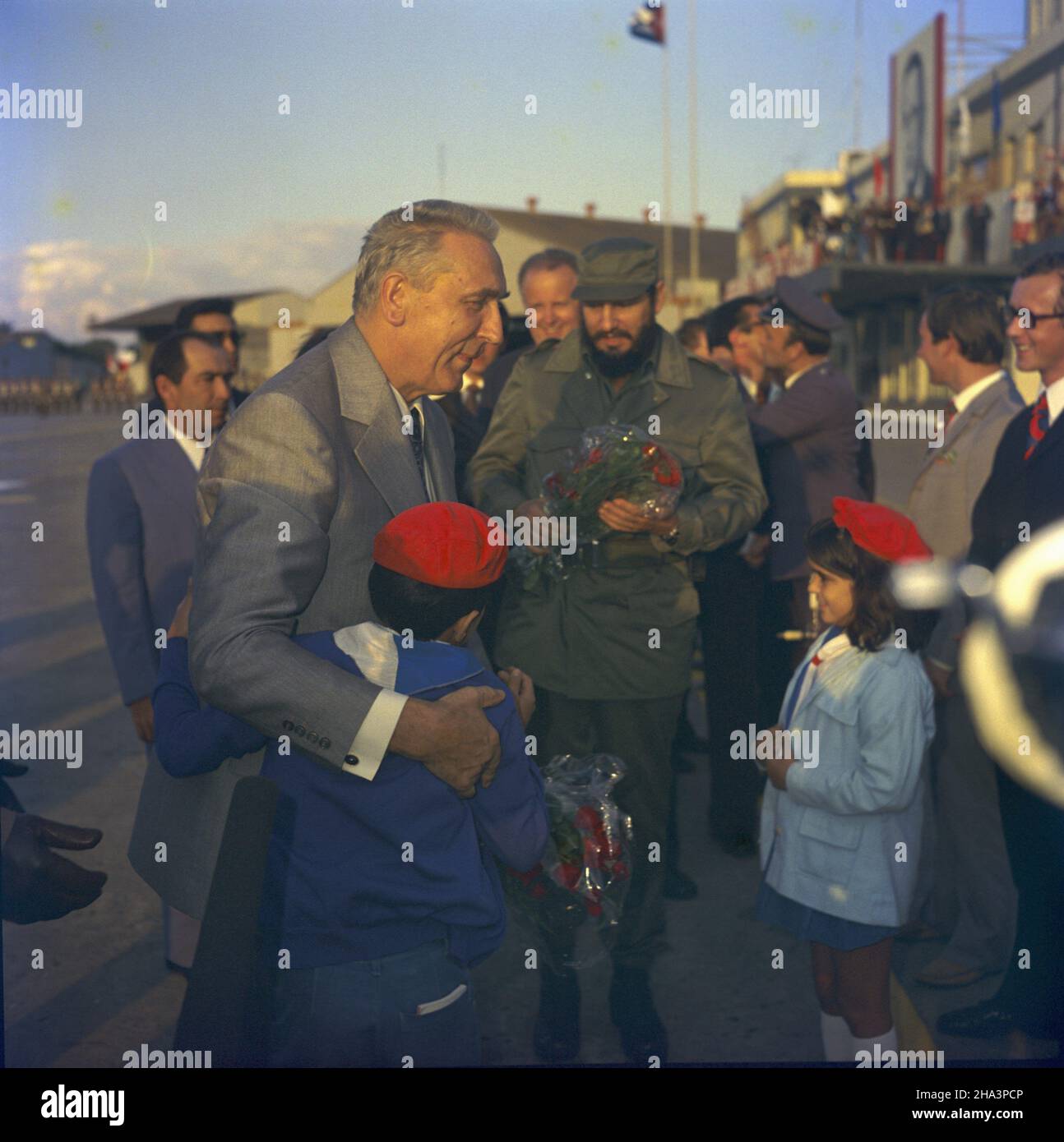 Kuba Hawana 13. 01,1975. Wizyta i sekretarza KC PZPR Edwarda Gierka na Kubie. Powitanije na lotnisku. NZ. m.in. Prezydent i Premier Republiki Kuby Fidel Castro (w mundurze), Edward Gierek (na pierwszym planie). uu PAP/Jan Morek Kuba Havanna 13. Januar 1975. 1st Edward Gierek, Sekretär des Zentralkomitees der Polnischen Vereinigten Arbeiterpartei (KC PZPR), zu einem Besuch in Kuba. Im Bild: Der kubanische Präsident und Premierminister Fidel Castro (Uniform) und Edward Gierek (im Vordergrund). uu PAP/Jan Morek Stockfoto