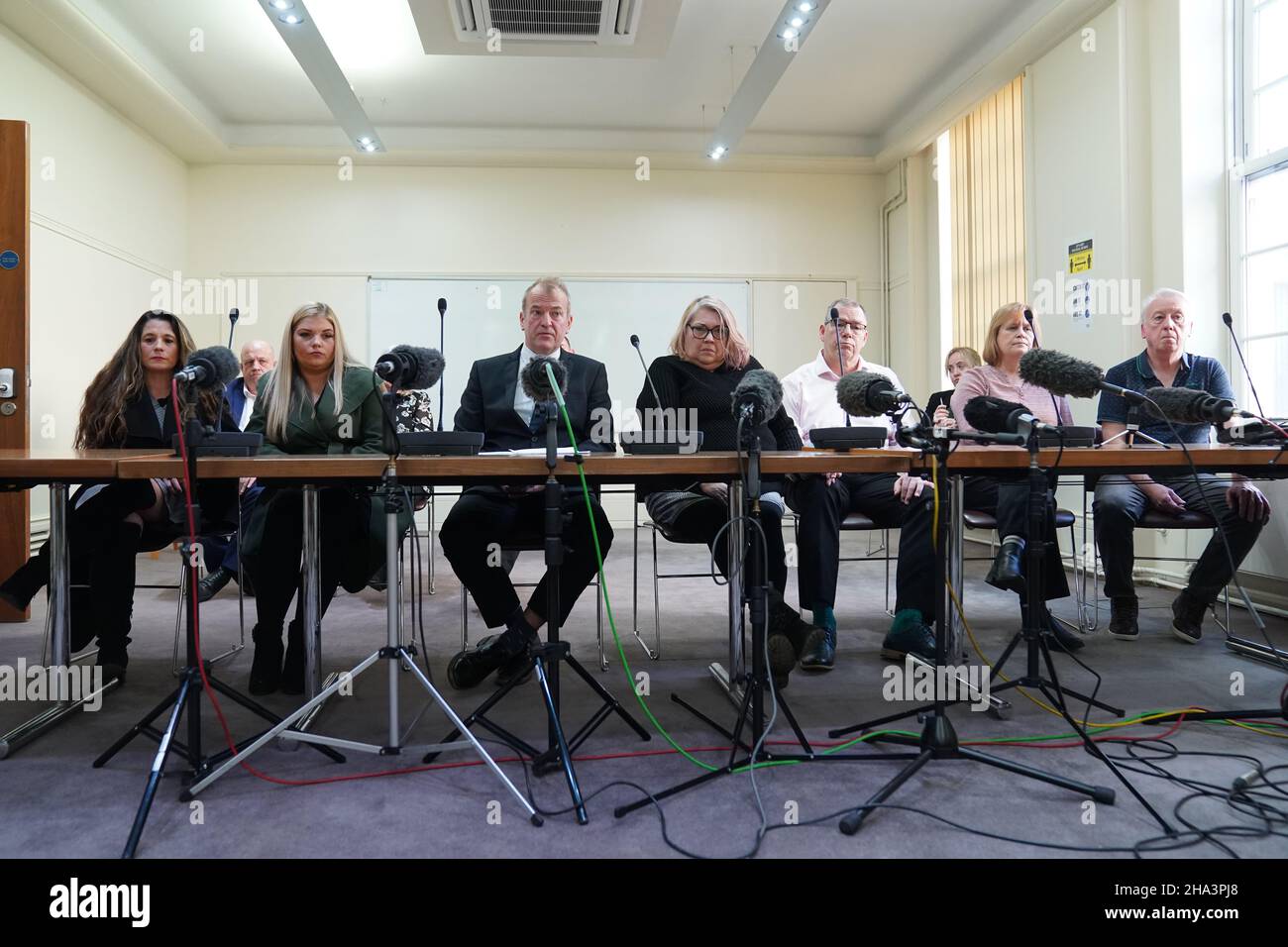 Die Familien der Opfer von Stephen Port im Barking Town Hall im Osten Londons, nachdem eine Untersuchungsjury festgestellt hatte, dass Polizeiversagen bei der Untersuchung des Todes von Portons erstem Opfer Anthony Walgate „wahrscheinlich“ zum Tod von Gabriel Kovari beigetragen hat, Der zweite junge schwule Mann, der unter fast identischen Umständen in Barking, Ost-London, starb. Bilddatum: Freitag, 10. Dezember 2021. Stockfoto