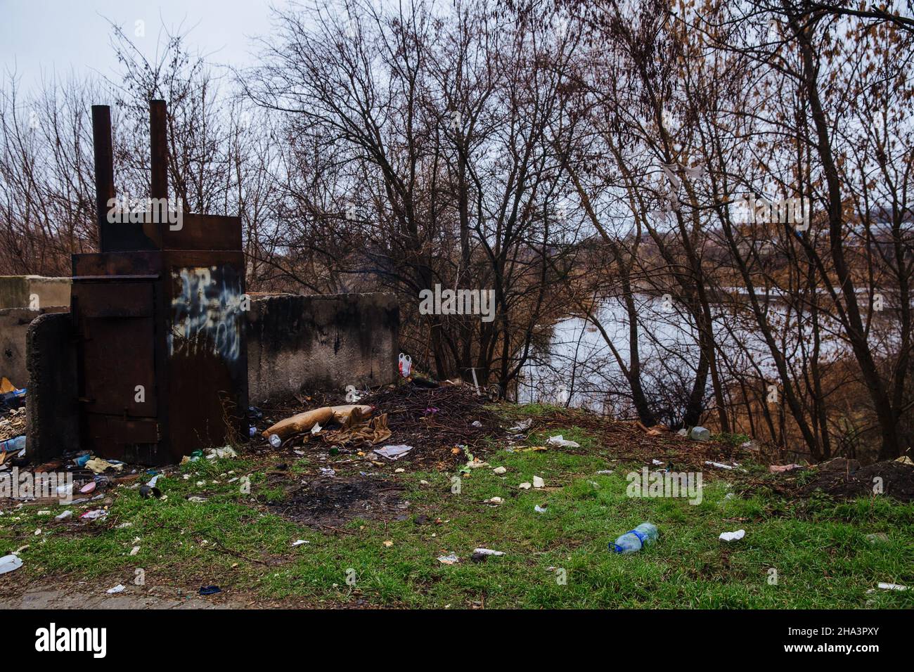 Dneprorudnoe, Ukraine Januar 29 2020:Mülldeponie auf dem Gras in der Nähe des Flusses. Ökologische Katastrophe. Unzulässiger Speicherauszug. Verschmutzung der Natur. Stockfoto