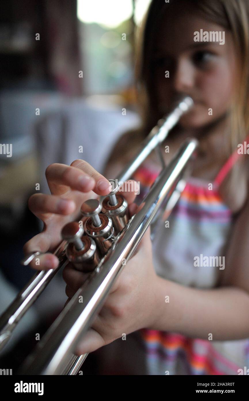 Junges Mädchen mit langen Haaren Trompete spielen Stockfoto