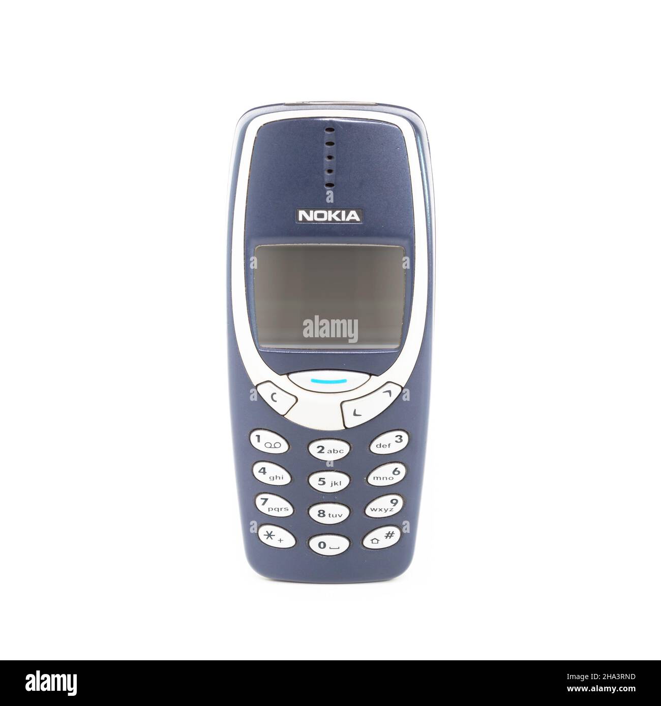 Altes Mobiltelefon Nokia 3310 auf weißem Hintergrund. Isoliert. Stockfoto