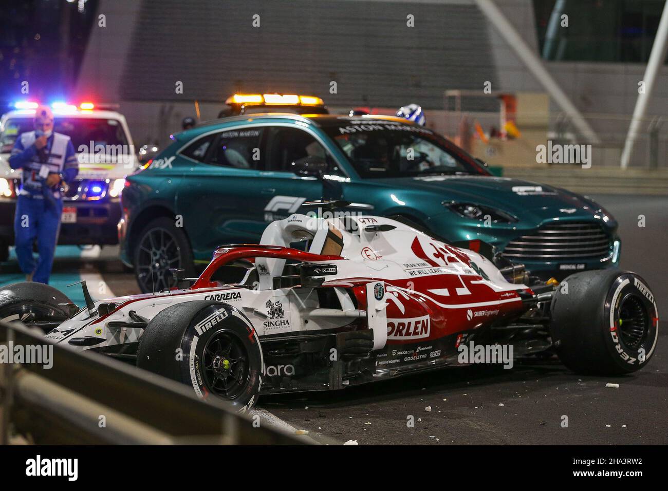 Yas Marina Circuit, Yas Island, Vereinigte Arabische Emirate. 10th Dez 2021. CRASH Kimi Räikkönen (FIN), Alfa Romeo C41 P2 während der FORMEL 1 ETIHAD AIRWAYS ABU DHABI GRAND PRIX 2021 Phil Duncan Credit: Every Second Media/Alamy Live News Stockfoto