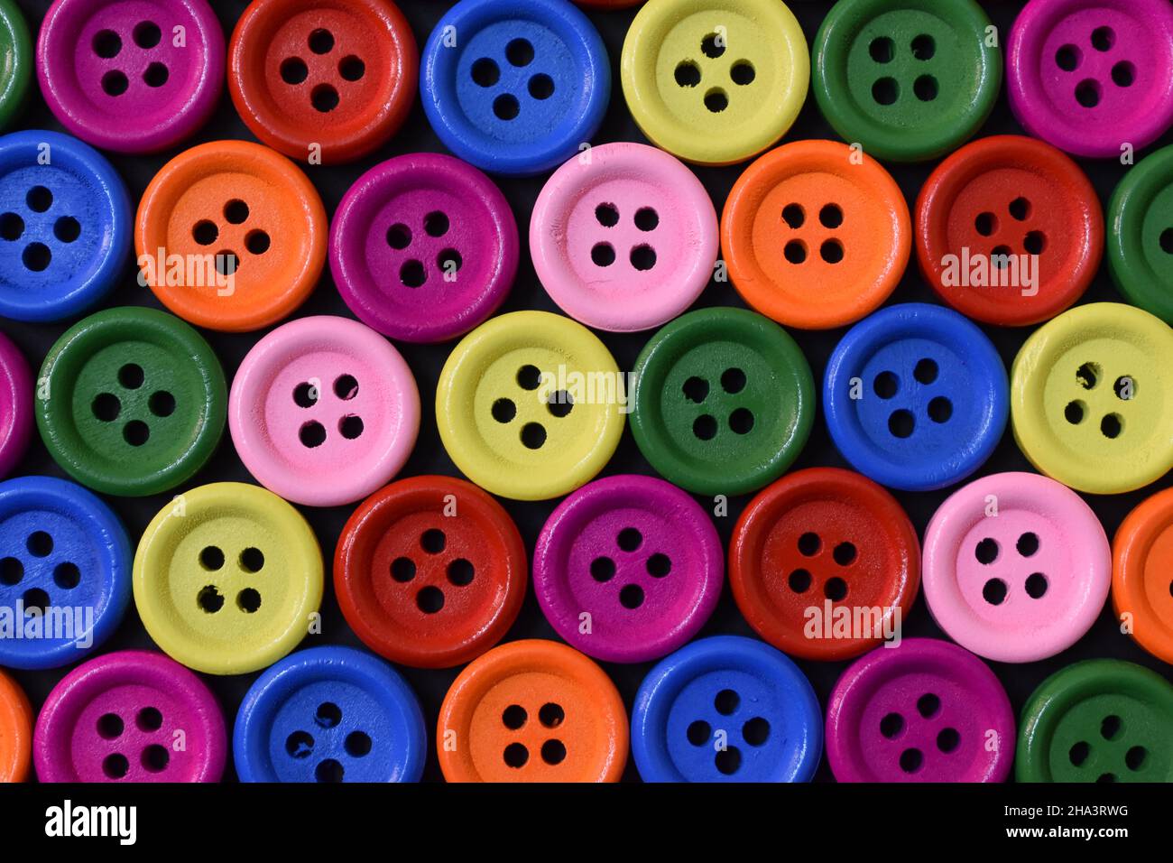 Mehrfarbige Tasten auf schwarzem Hintergrund. Stockfoto