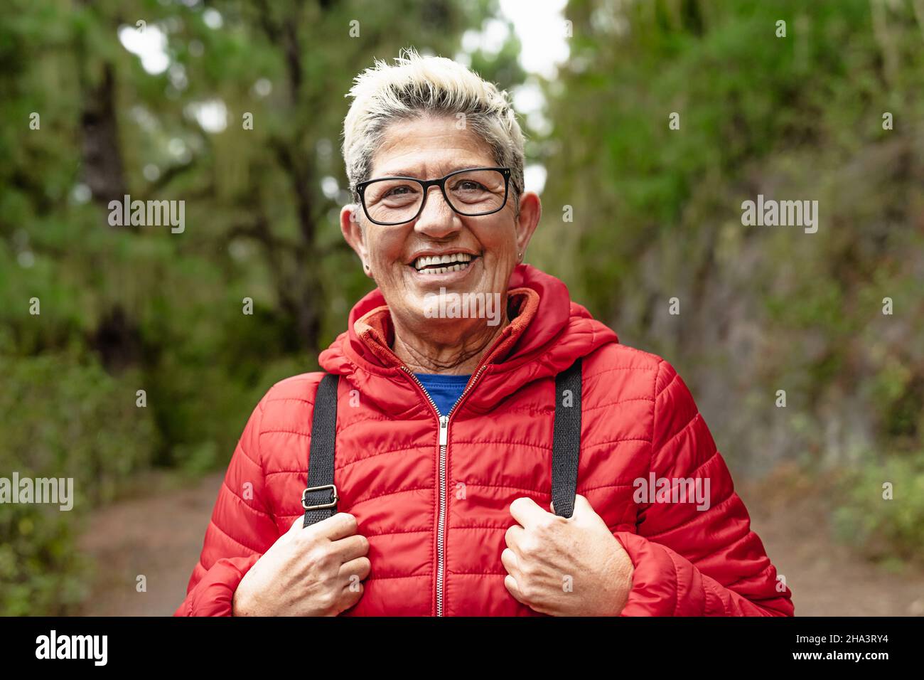 Glückliche ältere Frau Spaß während Trekking-Aktivitäten Tag im Wald - Abenteuer und Reisen Menschen Konzept Stockfoto