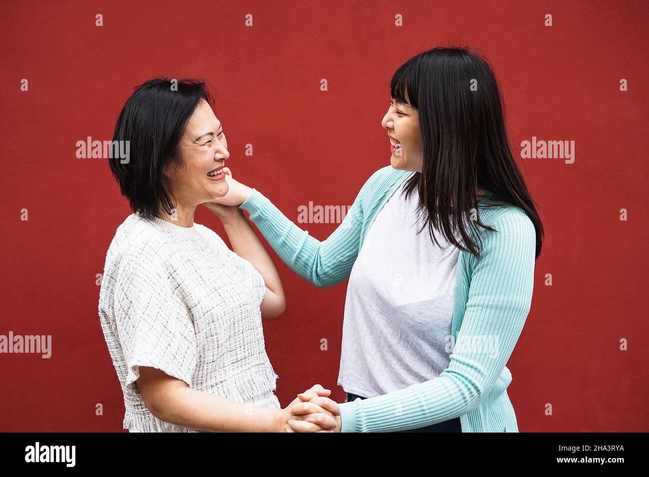 Glückliche asiatische Mutter und Tochter mit zarten Moment zusammen - Eltern lieben Konzept Stockfoto