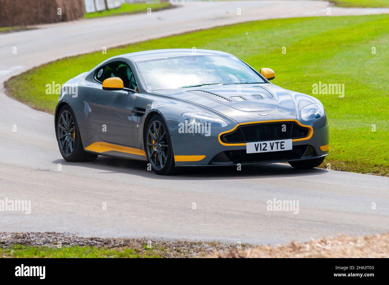 Aston Martin V12 Vantage S Grand Tourer GT Auto fährt die Bergaufstiegsstrecke beim Goodwood Festival of Speed Motoring Event im Jahr 2016 hinauf Stockfoto