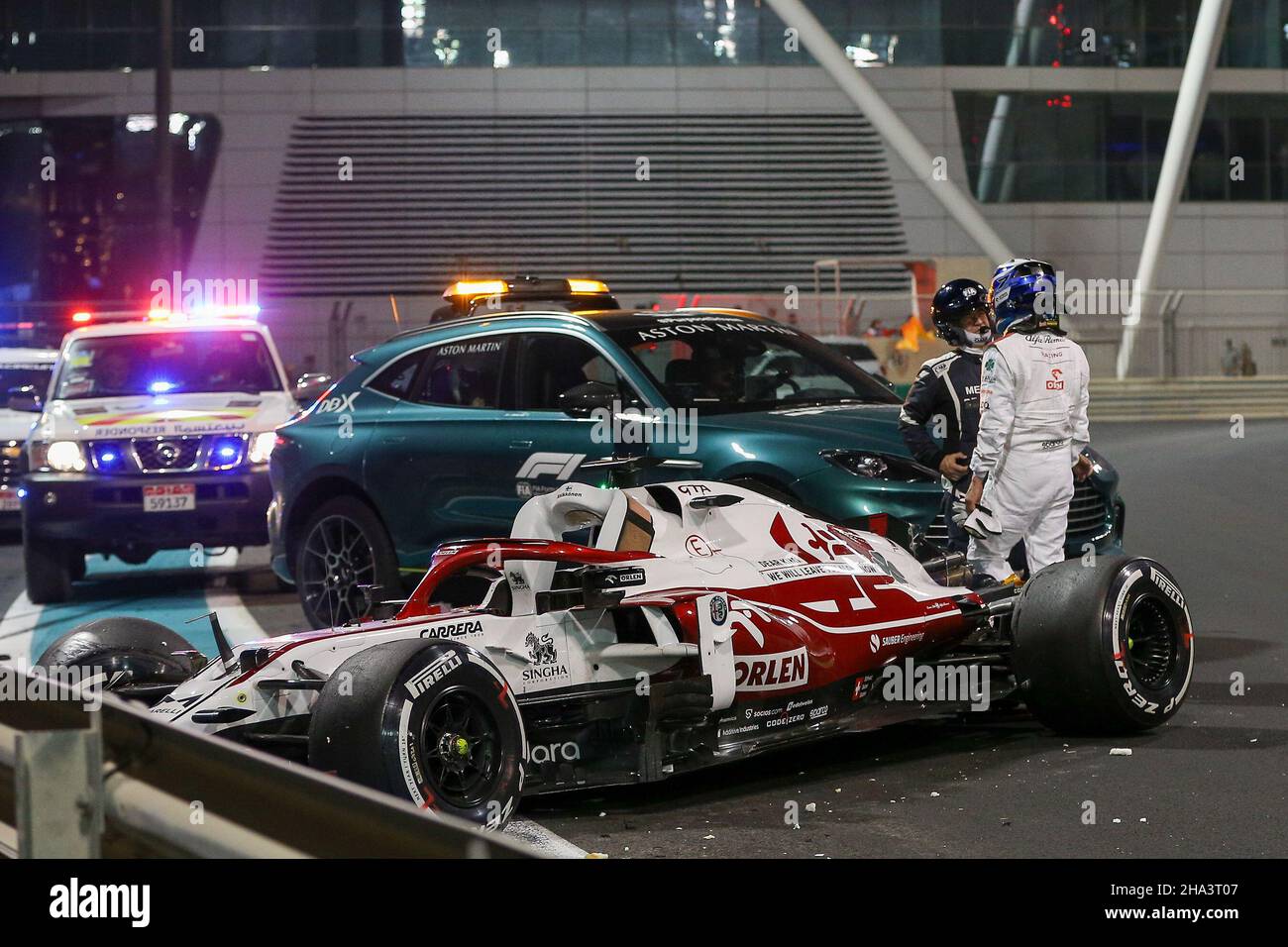 Yas Marina Circuit, Yas Island, Vereinigte Arabische Emirate. 10th Dez 2021. CRASH Kimi Räikkönen (FIN), Alfa Romeo C41 während der Formel P2 1 ETIHAD AIRWAYS ABU DHABI GRAND PRIX 2021 Phil Duncan Credit: Every Second Media/Alamy Live News Stockfoto