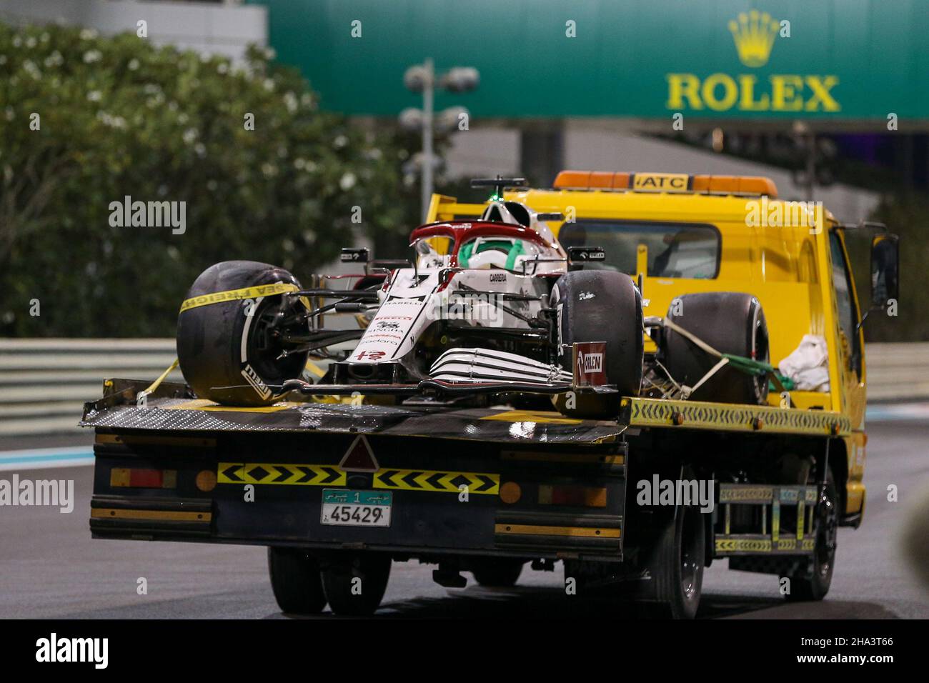 Yas Marina Circuit, Yas Island, Vereinigte Arabische Emirate. 10th Dez 2021. CRASH Kimi Räikkönen (FIN), Alfa Romeo C41 während der Formel P2 1 ETIHAD AIRWAYS ABU DHABI GRAND PRIX 2021 Phil Duncan Credit: Every Second Media/Alamy Live News Stockfoto