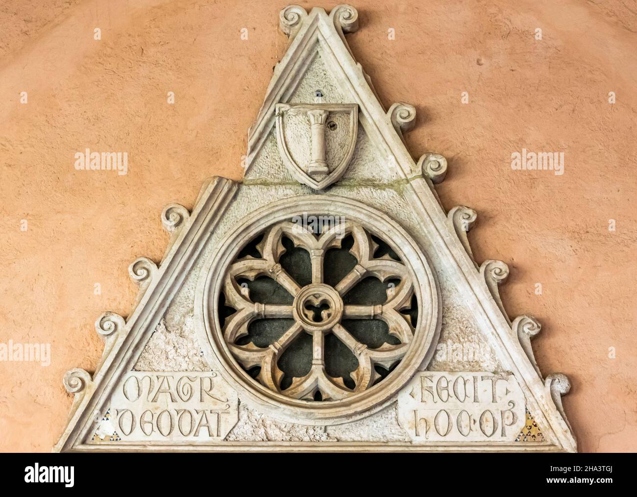 Nahaufnahme eines dekorativen Marmorstücks in den Ruinen einer antiken mittelalterlichen Kirche in Italien Stockfoto Nahaufnahme eines dekorativen Marmorstücks in den Ruinen einer antiken mittelalterlichen Kirche in Italien Stockfoto