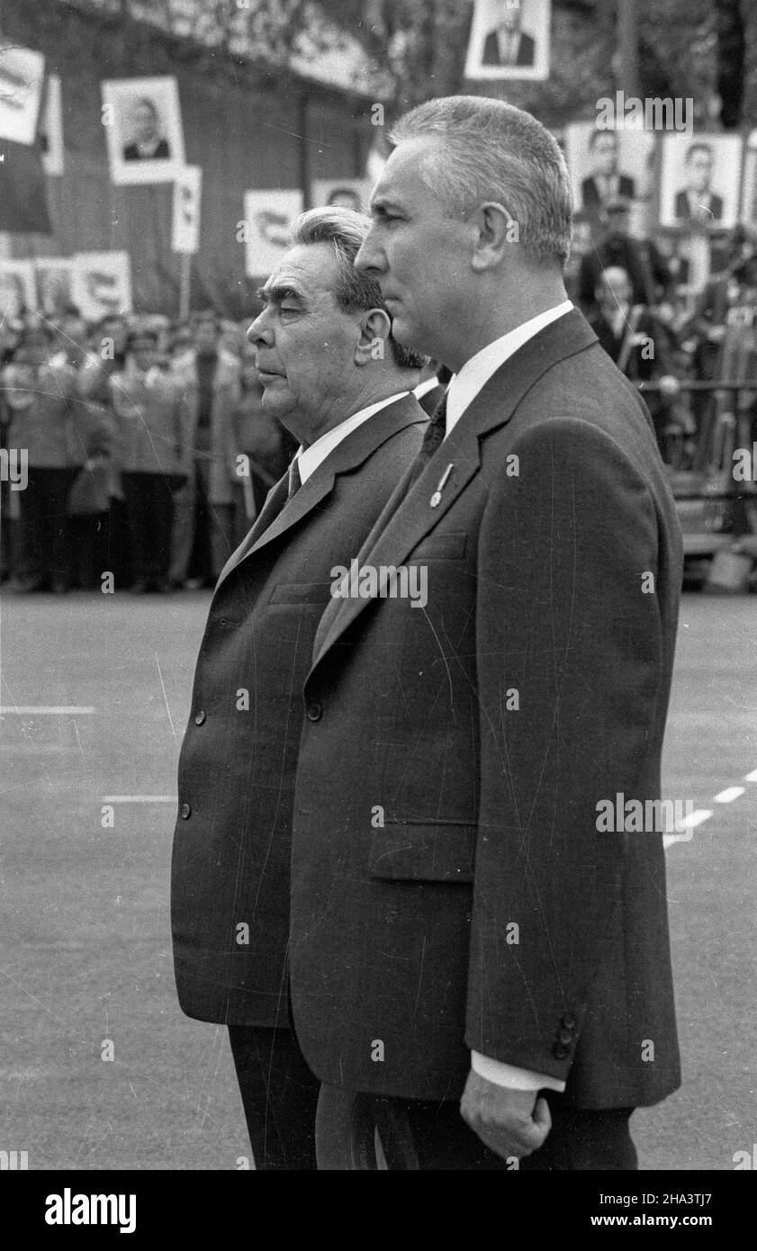 Warszawa, 1973-05-02. Wizyta w Polsce sekretarza generalnego Komitetu Centralnego Komunistycznej Partii Zwi¹zku Radzieckiego (KC KPZR) Leonida Bre¿niewa. Nz. Leonid Bre¿niew (P) i sekretarz Komitetu Centralnego Polskiej Zjednoczonej Partii Robotniczej (KC PZPR) Edward Gierek. Ad PAP/Zbigniew Matuszewski Warschau, 2. Mai 1973. Leonid Breschnew, Generalsekretär des Zentralkomitees der Kommunistischen Partei der Sowjetunion, besucht Polen. Im Bild: Leonid Breschnew (von rechts) und 1st Sekretär des Zentralkomitees der Polnischen Vereinigten Arbeiterpartei (PUWP) Edward Gierek. Ad P Stockfoto