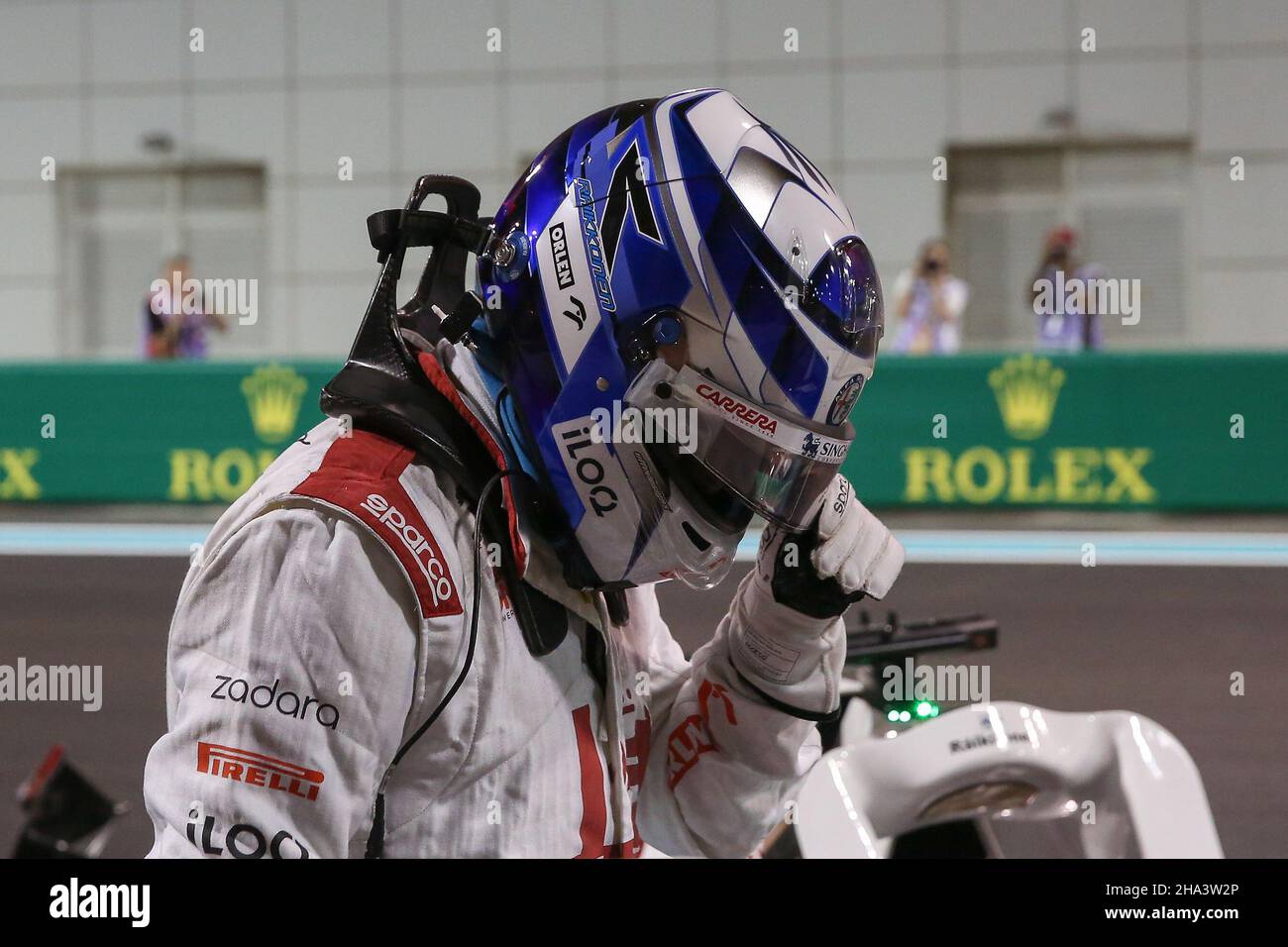 Yas Marina Circuit, Yas Island, Vereinigte Arabische Emirate. 10th Dez 2021. CRASH Kimi Räikkönen (FIN), Alfa Romeo C41 während der Formel P2 1 ETIHAD AIRWAYS ABU DHABI GRAND PRIX 2021 Phil Duncan Credit: Every Second Media/Alamy Live News Stockfoto
