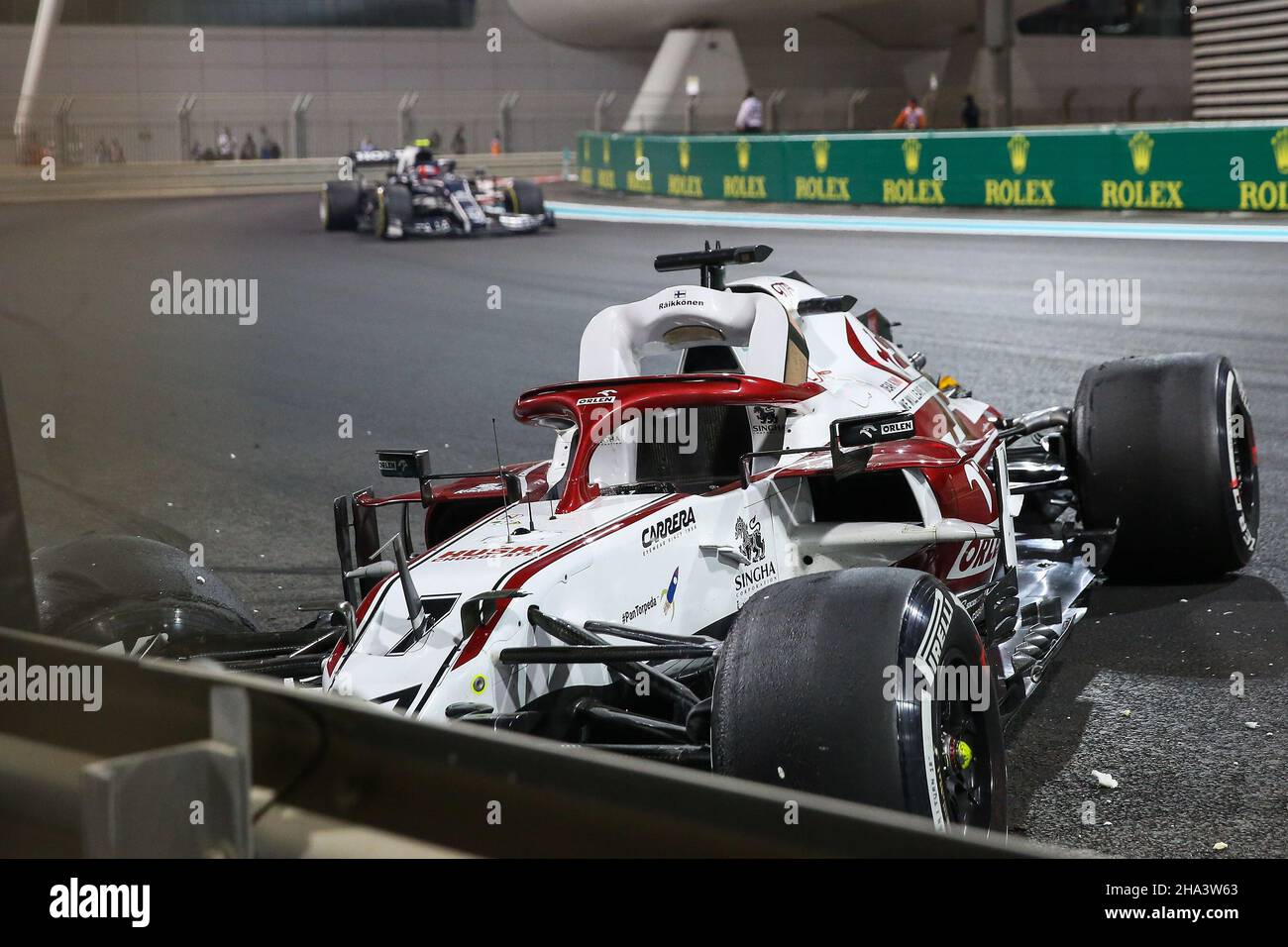 Yas Marina Circuit, Yas Island, Vereinigte Arabische Emirate. 10th Dez 2021. CRASH P2 Kimi Räikkönen (FIN), Alfa Romeo C41during die FORMEL 1 ETIHAD AIRWAYS ABU DHABI GRAND PRIX 2021 Phil Duncan Credit: Every Second Media/Alamy Live News Stockfoto