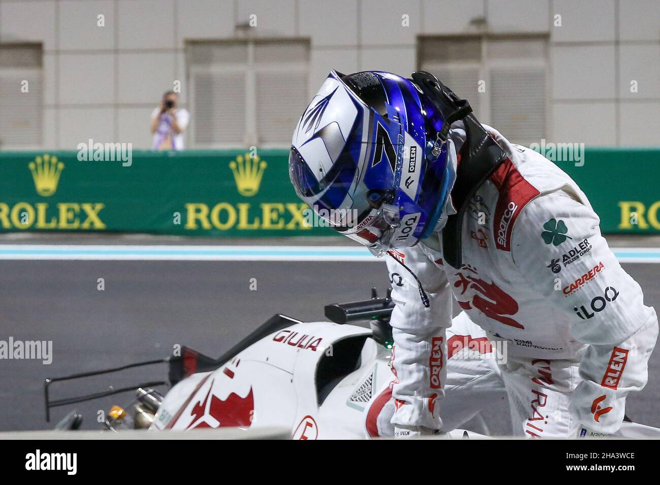 Yas Marina Circuit, Yas Island, Vereinigte Arabische Emirate. 10th Dez 2021. CRASH Kimi Räikkönen (FIN), Alfa Romeo C41 während der Formel P2 1 ETIHAD AIRWAYS ABU DHABI GRAND PRIX 2021 Phil Duncan Credit: Every Second Media/Alamy Live News Stockfoto