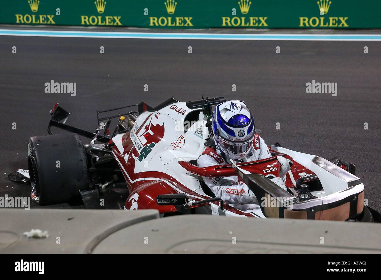 Yas Marina Circuit, Yas Island, Vereinigte Arabische Emirate. 10th Dez 2021. CRASH Kimi Räikkönen (FIN), Alfa Romeo C41 während der Formel P2 1 ETIHAD AIRWAYS ABU DHABI GRAND PRIX 2021 Phil Duncan Credit: Every Second Media/Alamy Live News Stockfoto