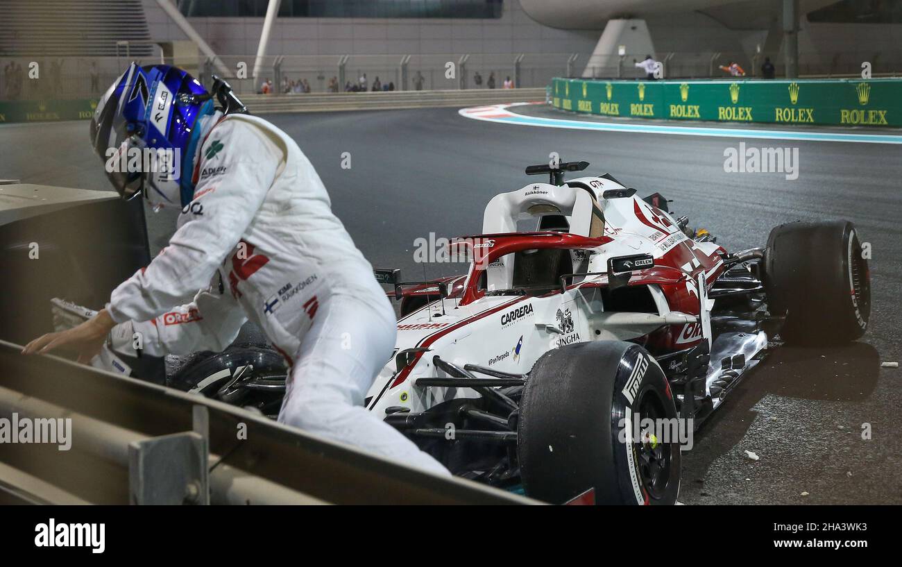 Yas Marina Circuit, Yas Island, Vereinigte Arabische Emirate. 10th Dez 2021. CRASH Kimi Räikkönen (FIN), Alfa Romeo C41 P2 während der FORMEL 1 ETIHAD AIRWAYS ABU DHABI GRAND PRIX 2021 Phil Duncan Credit: Every Second Media/Alamy Live News Stockfoto